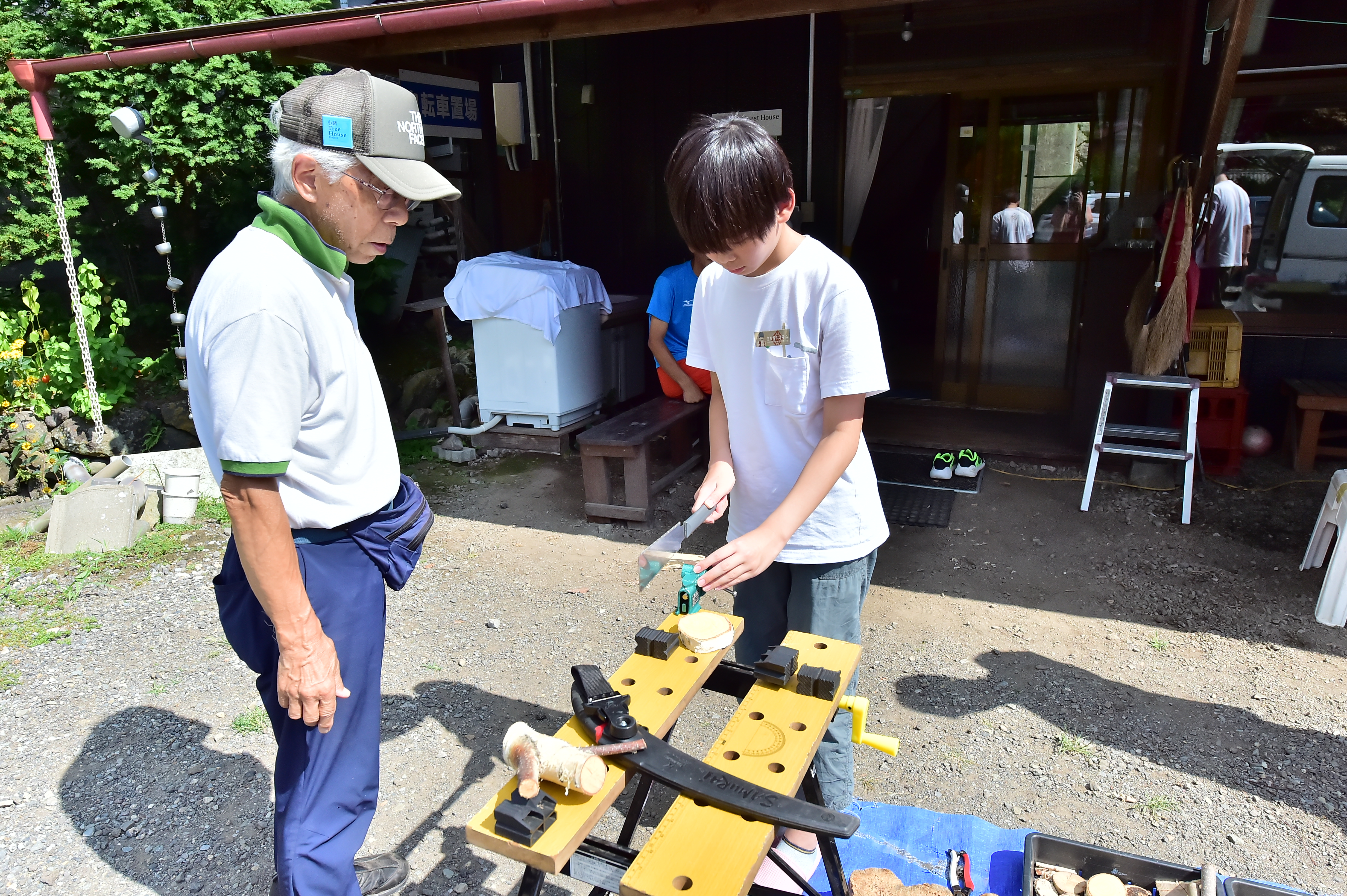 木の実や葉を工具でカットして制作する様子